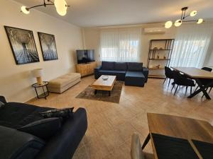 Posezení v ubytování Kouros Cozy Home II