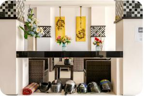 een plank met een aantal vazen en bloemen bij The Star House in Patong Beach