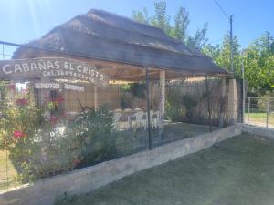 een tuincentrum met een prieel in de tuin bij Complejo Cabañas del Cristo in San Rafael