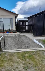 een tuin met een hek en een huis bij Los Nopo in Trevelín