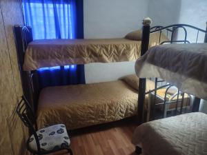een kamer met 4 stapelbedden in een kamer bij Complejo Cabañas del Cristo in San Rafael +9 foto's
