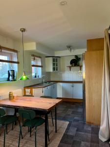 Kuchyň nebo kuchyňský kout v ubytování Sjöbacken - Lovely apartment in the heart of Braås