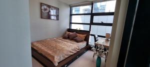 een slaapkamer met een bed en een raam bij Private Bedroom in Melbourne CBD in Melbourne +18 foto's