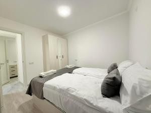 une chambre avec un grand lit et deux oreillers dans l'établissement Garden EVN Apartments, à Erevan