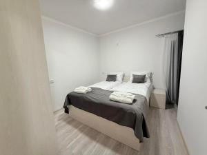 une chambre avec un lit avec deux serviettes dessus dans l'établissement Garden EVN Apartments, à Erevan