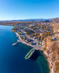 een luchtzicht op een klein eiland in een waterlichaam bij La casita de Ema in Chile Chico
