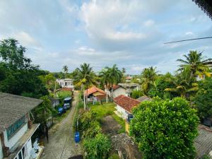 een bovenaanzicht van een dorp met palmbomen bij Dula Guest Home - Tangalle in Tangalle