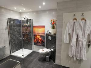 een badkamer met een douche en een toilet. bij Reeser Schatzkästchen in Rees +16 foto's