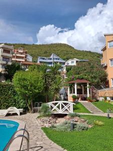 ein Resort mit einem Swimmingpool und einem Gebäude in der Unterkunft Vila Koral in Petrovac na Moru