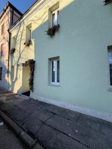 een wit gebouw met ramen en planten erop bij Dimora in Prato in Padua