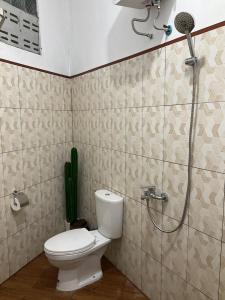 een badkamer met een toilet en een douche bij Wening Stay in Srondolwetan