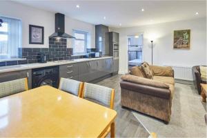 Kuchyň nebo kuchyňský kout v ubytování 2-Bedroom Serviced Apartment in Marske-by-the-Sea