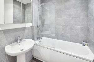 Koupelna v ubytování 2-Bedroom Serviced Apartment Marske-by-the-Sea 2