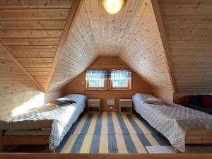 Zimmer mit 2 Betten im Dachgeschoss in der Unterkunft Cozy Mountain Cabin in Senja in Senja