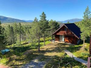 eine Blockhütte mitten im Wald in der Unterkunft Cozy Mountain Cabin in Senja in Senja