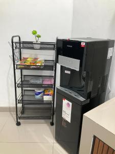 een computermonitor op een karretje naast een computer bij Wening Stay in Srondolwetan