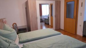 een kamer met een bed en een woonkamer bij Haus Lüftleck in Lunz am See