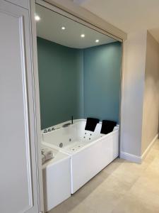 een wit bad in een kamer met een spiegel bij Piazza Duomo Guest House in Ariano Irpino