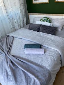 een bed met twee handdoeken en twee kussens erop bij Villa Emerald  +3 foto's