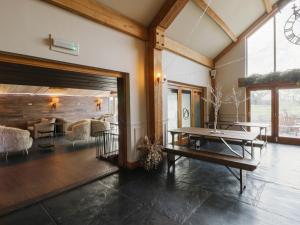 un salon avec une table et un canapé dans l'établissement Garden lodge 3, à Llanrhidian 12 autres photos