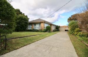 una casa con un vialetto di fronte di Rosebud Comfort Retreat a Rosebud