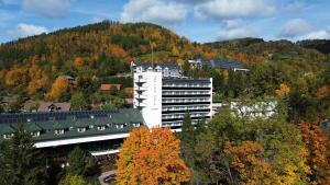 Nespecifikovaný výhled na hory nebo výhled na hory při pohledu z hotelu