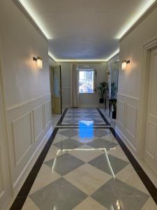 een gang met een blauwe doos op een tegelvloer bij Piazza Duomo Guest House in Ariano Irpino