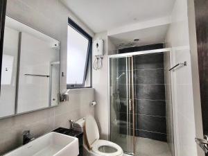 Et badeværelse på Deluxe 3 Bedroom Garden View