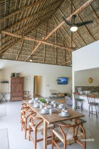 a large room with a wooden table and chairs at Cala los Mangos in Tamanique