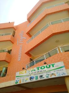 アビジャンにあるRésidence Toyotaのホテルの看板がある建物