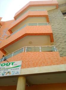 アビジャンにあるRésidence Toyotaの前に看板がある建物