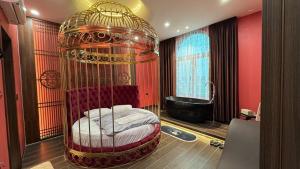 a room with a bed in a bird cage at Phú Thọ Hotel in Chú Mật