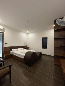 a bedroom with a large bed in a room at Phú Thọ Hotel in Chú Mật
