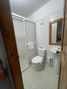 een badkamer met toilet en wastafel bij HOTEL BAHÍA PINORROA in Capurganá