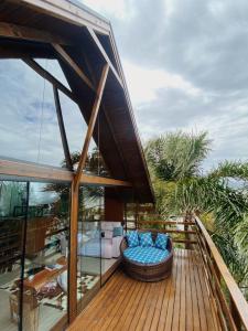 En balkon eller terrasse på Refúgio na Rocha - Chalé