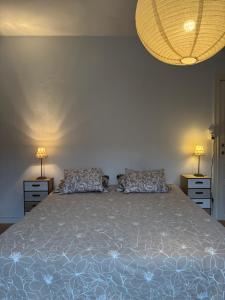 una camera da letto con un letto con due comodini e due lampade di Huyze Elise a Ostenda