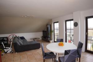 ein Wohnzimmer mit Sofa und Tisch in der Unterkunft Panoramablick, ruhiger Lage, 20 Min nach Köln - EVARIS Hilda in Overath + 5 Fotos