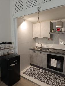 eine Küche mit Spüle und Herd in der Unterkunft Civico 16 in Perugia