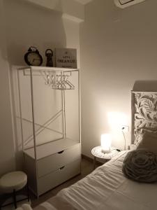 ein Schlafzimmer mit einer weißen Kommode neben einem Bett in der Unterkunft Civico 16 in Perugia