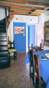 een blauwe kamer met een tafel en een blauwe muur bij Duplex Gesell in Villa Gesell