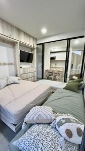 - une chambre avec deux lits et une salle à manger dans l'établissement Samaia Loft, à Santa Marta