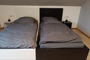 ein Bett mit zwei Kissen darauf in der Unterkunft Panoramablick, ruhiger Lage, 20 Min nach Köln - EVARIS Hilda in Overath