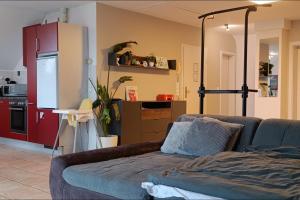 ein Wohnzimmer mit Sofa und eine Küche in der Unterkunft Panoramablick, ruhiger Lage, 20 Min nach Köln - EVARIS Hilda in Overath