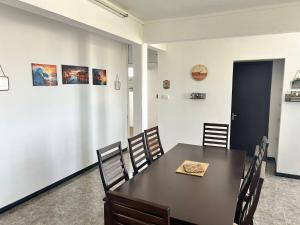 une salle à manger avec une table et des chaises dans l'établissement Coconut House, à Albion