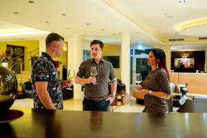 een groep mensen die rond een tafel met wijnglazen staan bij Farmer Hotel Basedow & Spa in Basedow +54 foto's