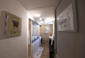 En eller flere senge i et værelse på Gîte des Demoiselles en Luberon + 36 billeder