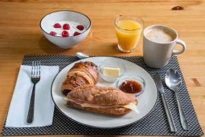 een bord eten met een broodje en een kop koffie bij Ideal Youth Hostel in Barcelona