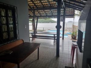 een woonkamer met een bank en een zwembad bij Refúgio Testoni in São Francisco do Sul