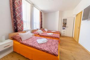En eller flere senge i et værelse på Penzion Fako
