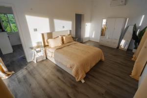 een slaapkamer met een groot bed met een houten vloer bij Luxury Apt with Amazing Views in Saint Johnʼs